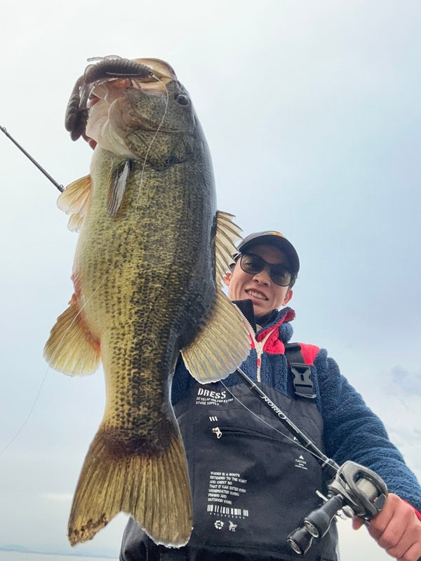 【琵琶湖おかっぱり】ボート釣行後に54cm！春のシャローでビッグバスをキャッチ