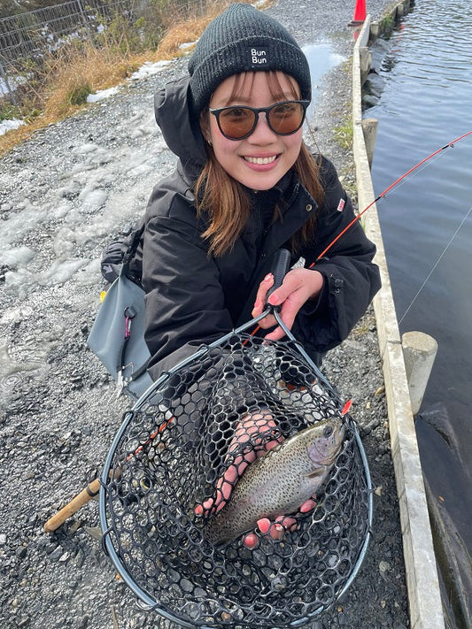 【初挑戦！エリアトラウト】放流タイムで初ニジマスキャッチ🎣✨