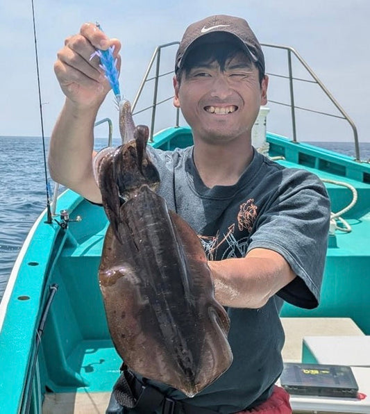 【神奈川・長井港】関東初のボートエギングに挑戦！500〜800gのアオリイカをキャッチ